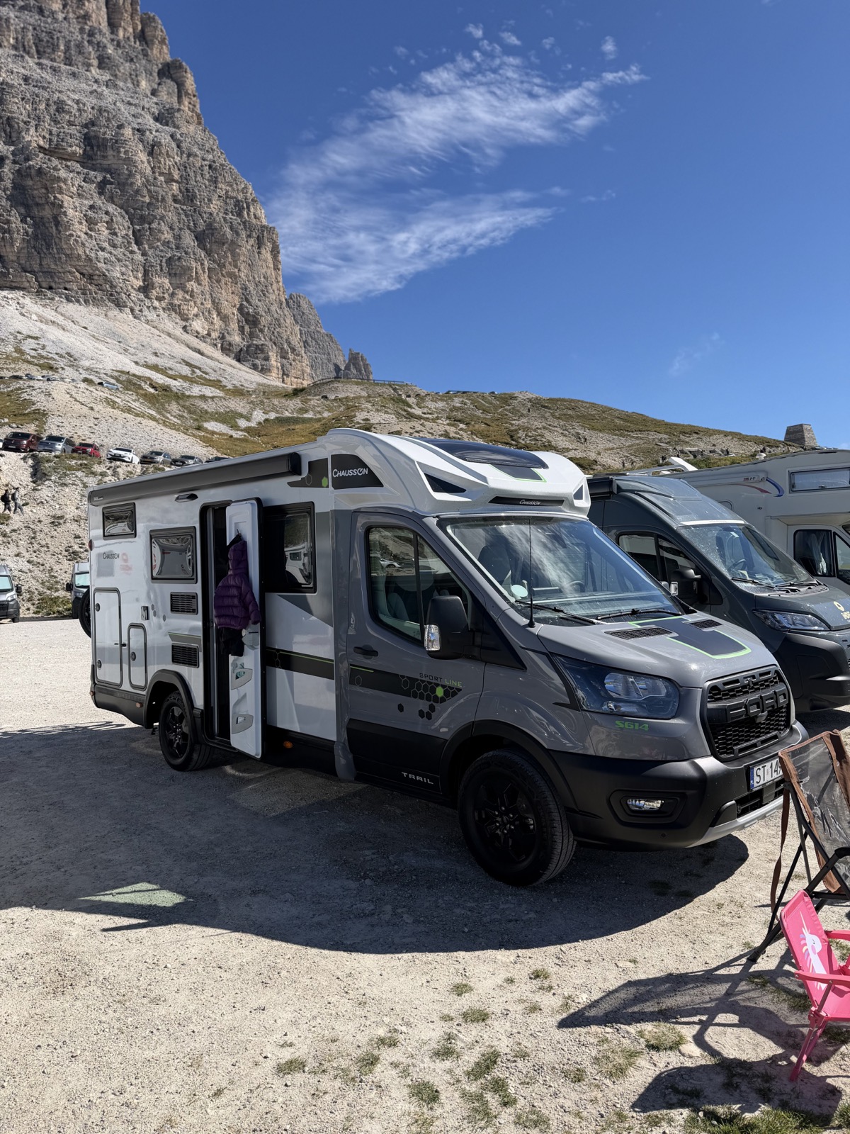 Kamper na parkingu pod szczytami Dolomitów