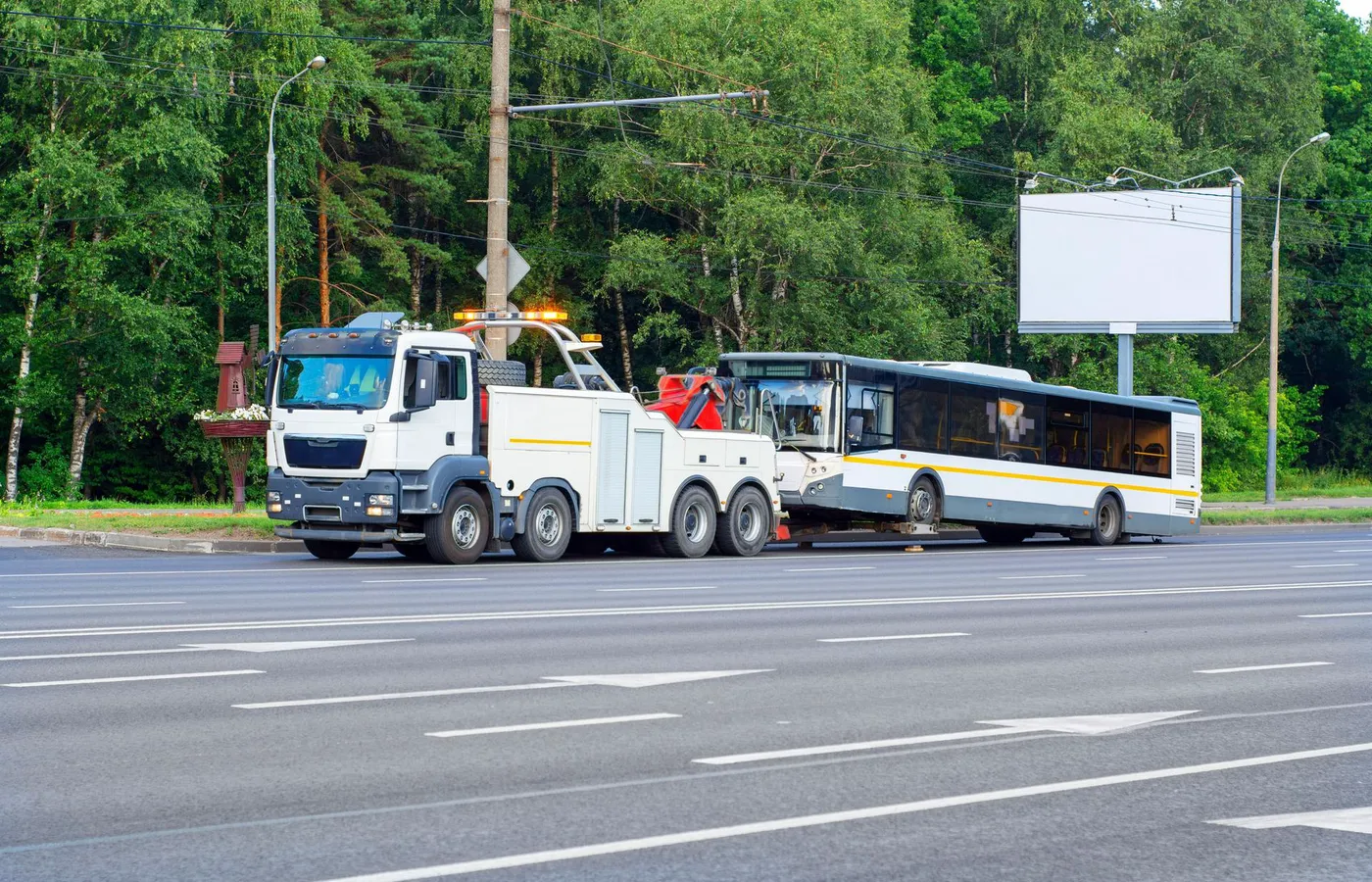 pomoc drogowa laweta holuje uszkodzony autobus