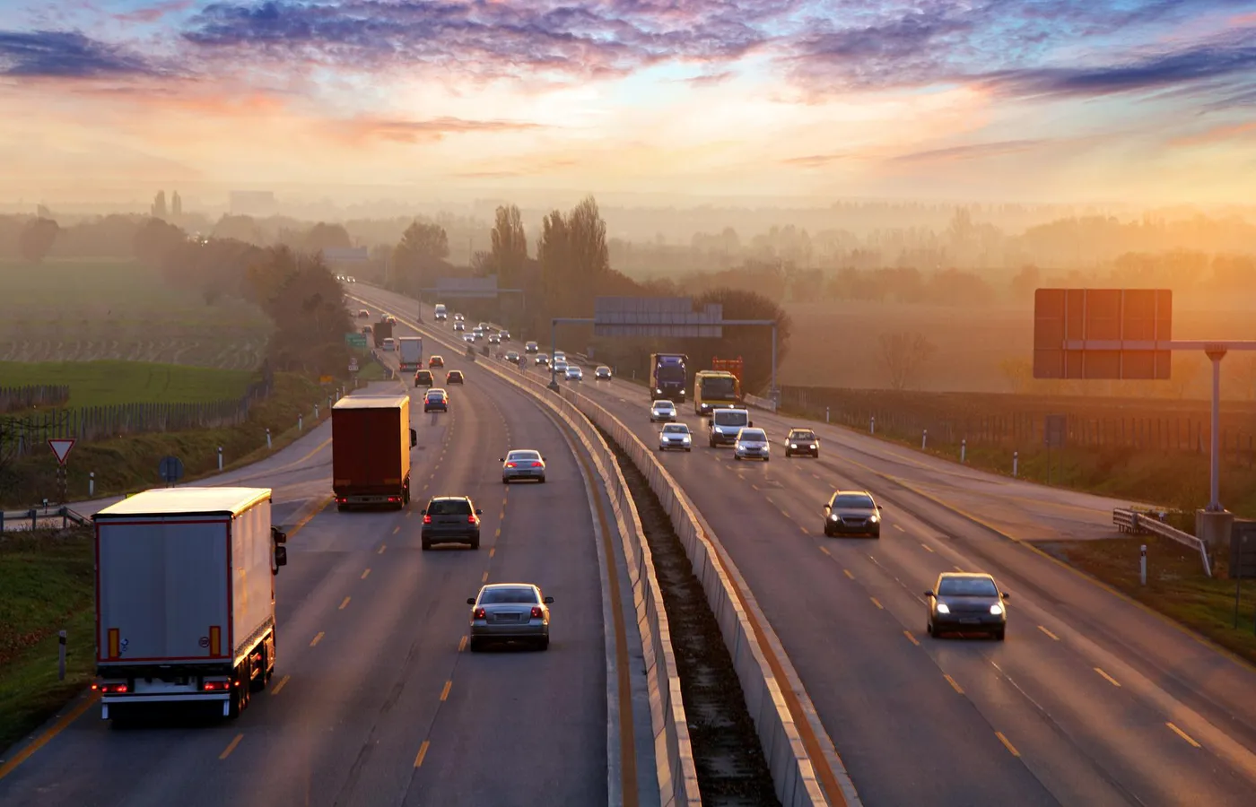 samochody poruszające się autostradą lub drogą szybkiego ruchu