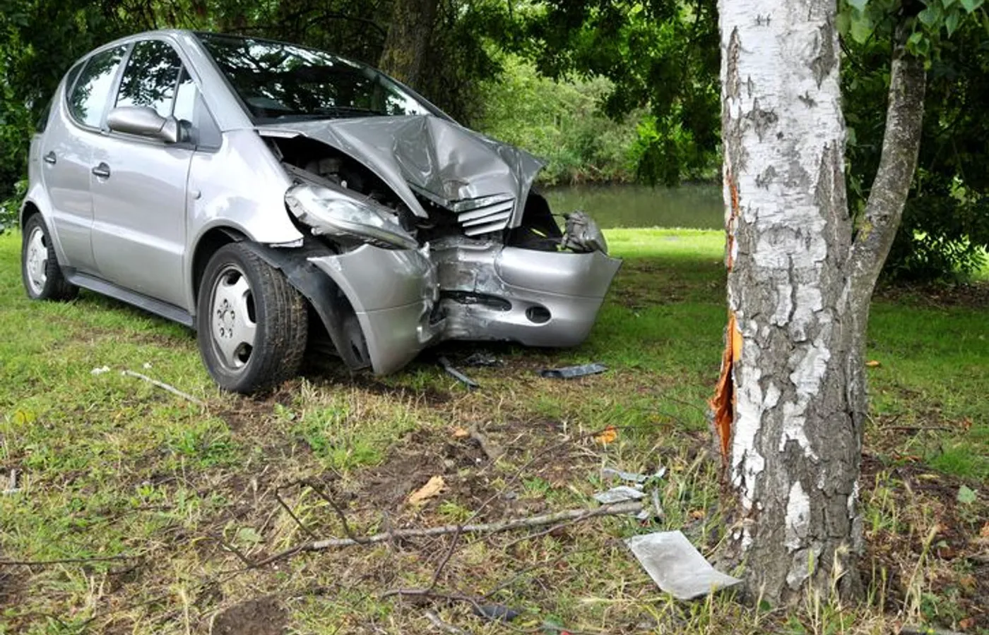 auto po uderzeniu w drzewo