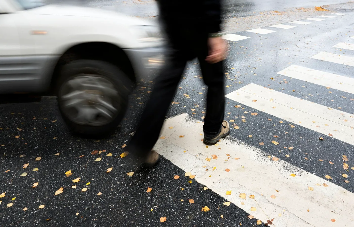 pieszy na pasach przed potrąceniem