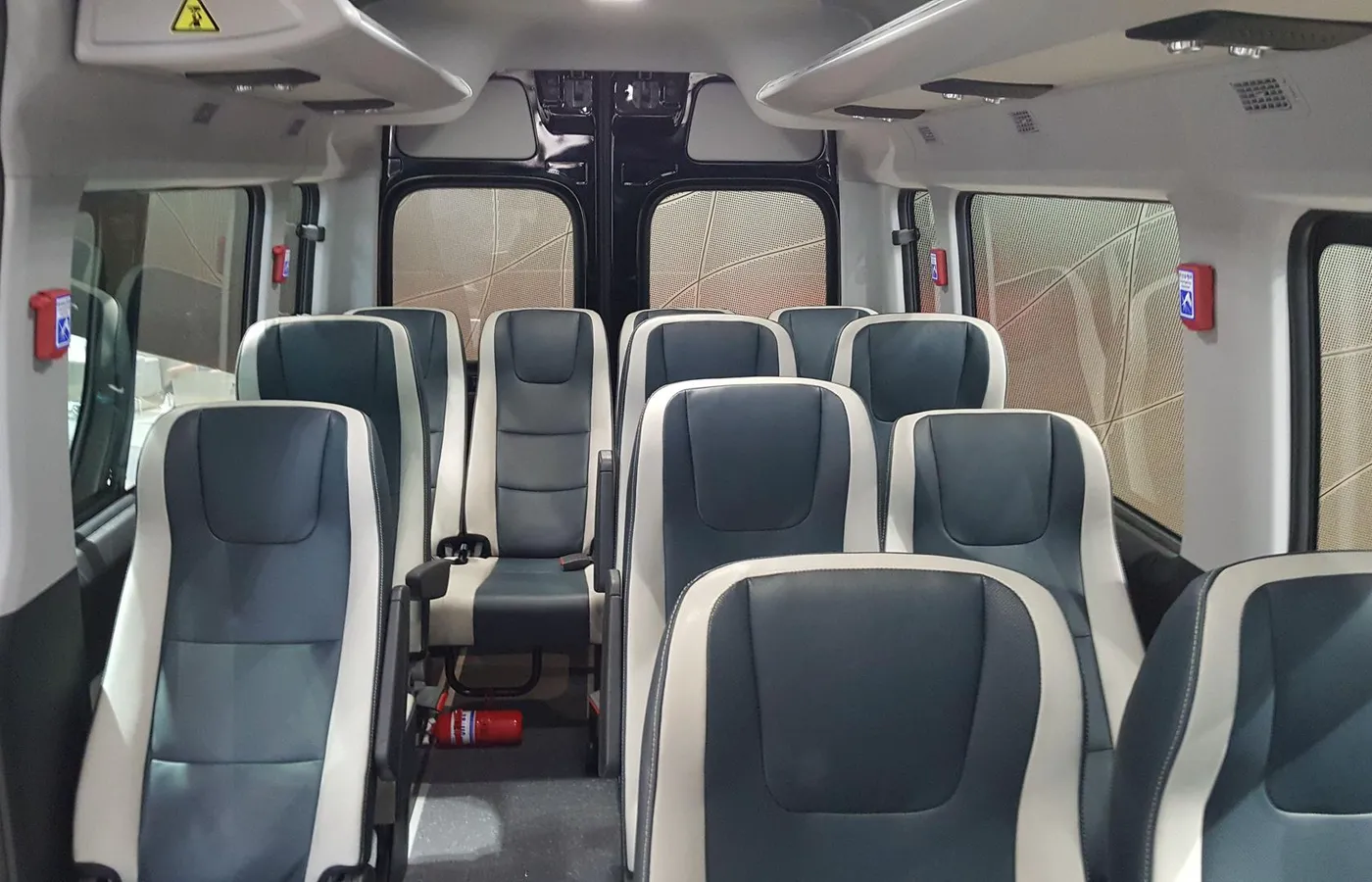 wnętrze małego autobusu