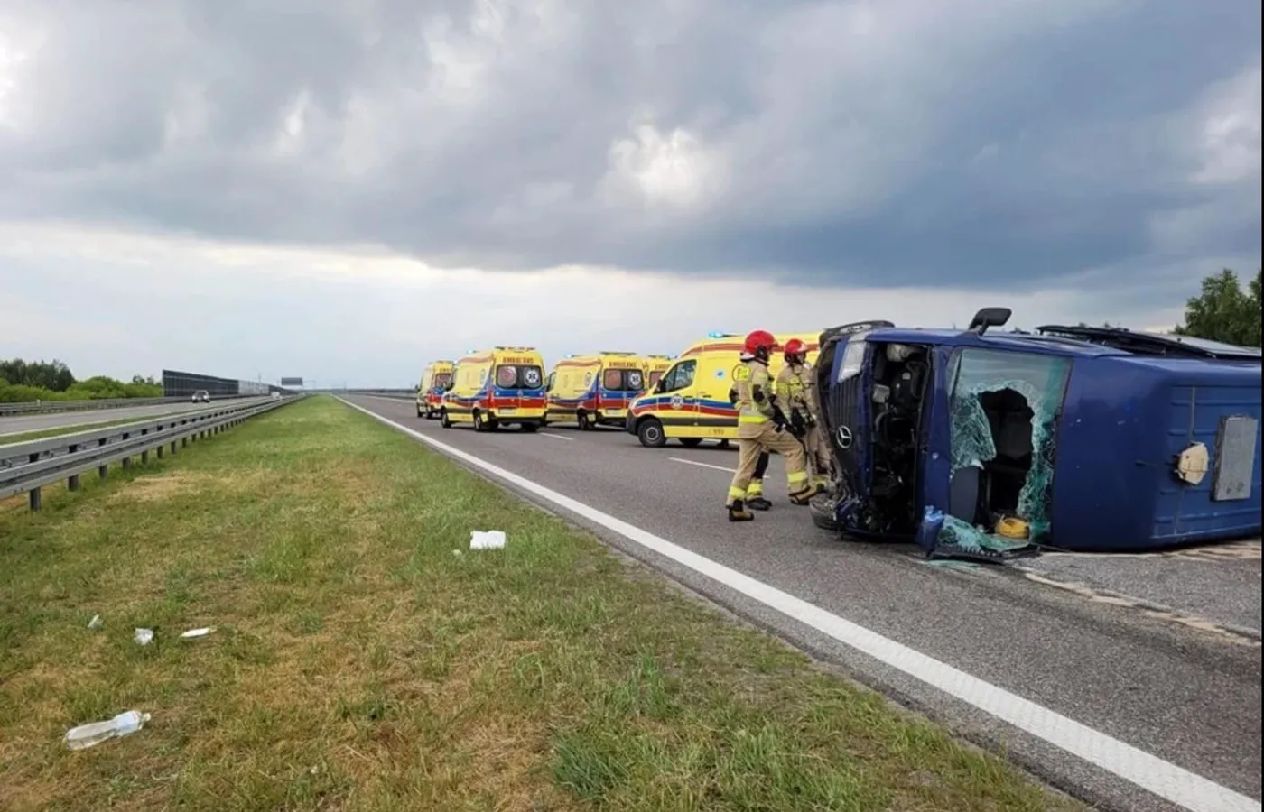przewrócony bus