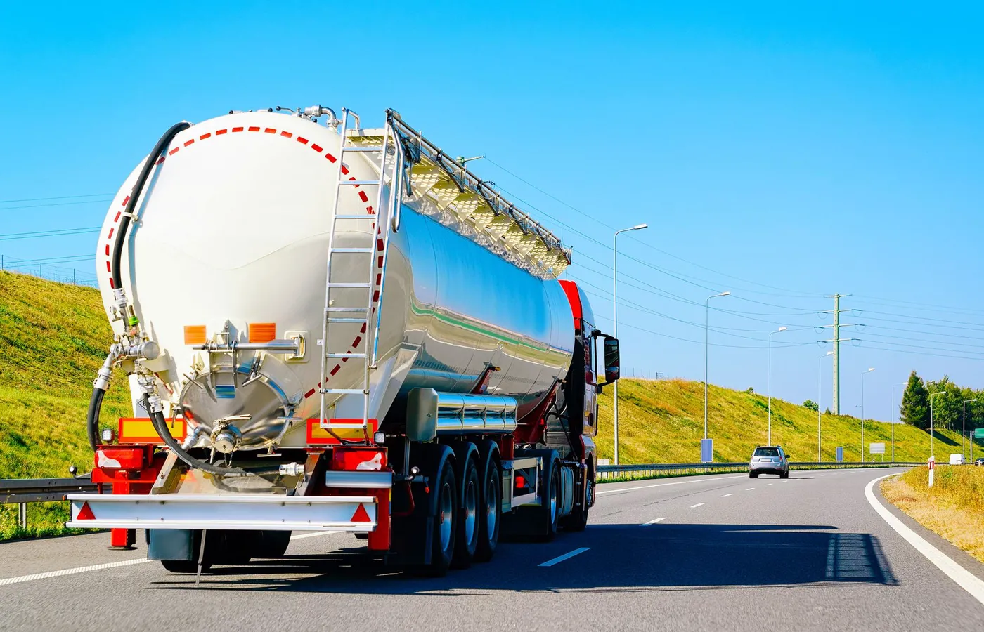 ciężarówka cysterna na autostradzie