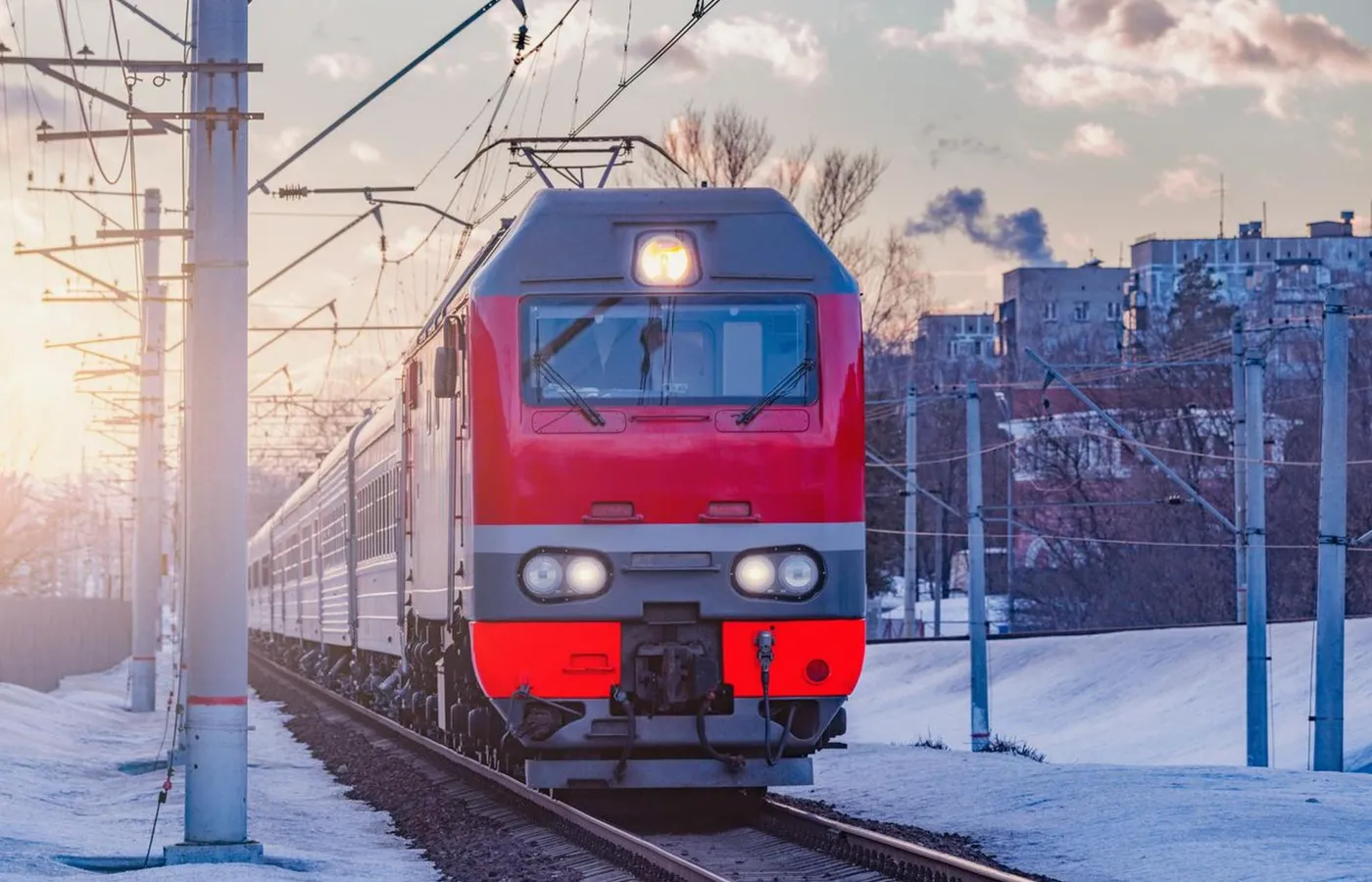 pociąg pasażerski na torach