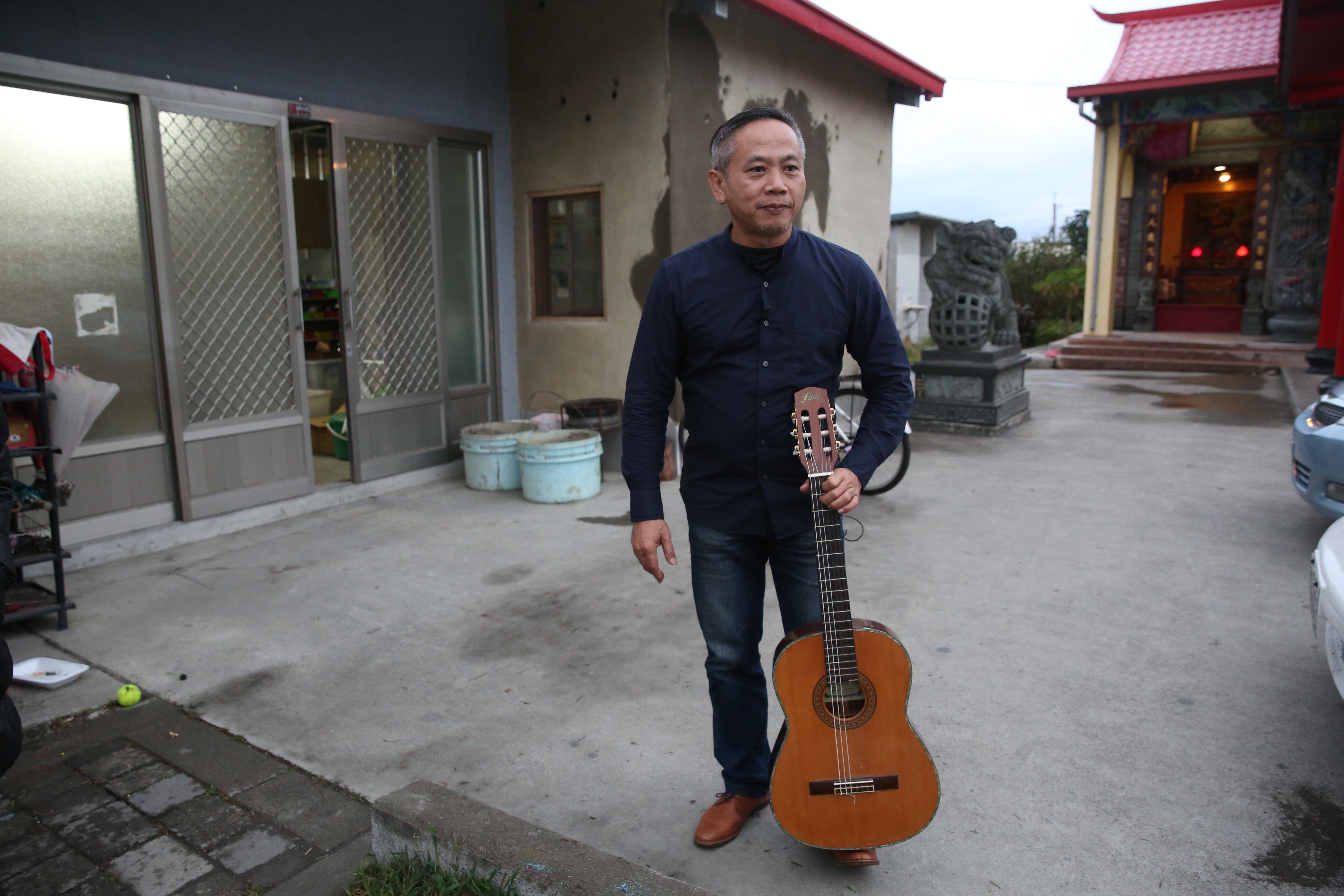 一把吉他，小孩們下課後都很期待。