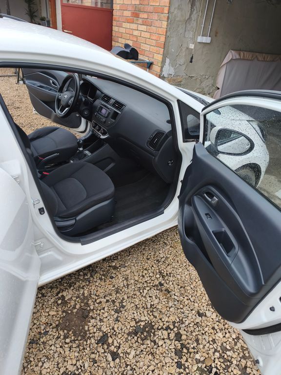 Egy-elk-sz-lt-aut--bels--tiszt-t-sa--pol-sa