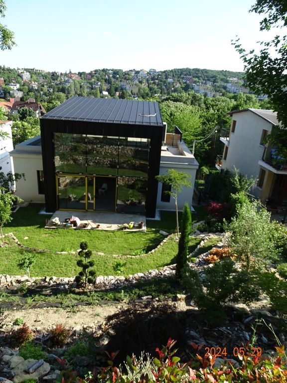 Csal-di-h-z--buda-hegyvid-ken
