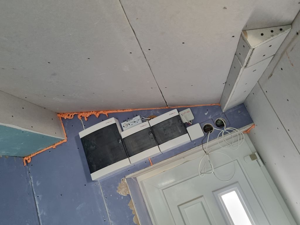 Lakáselosztók szerelése