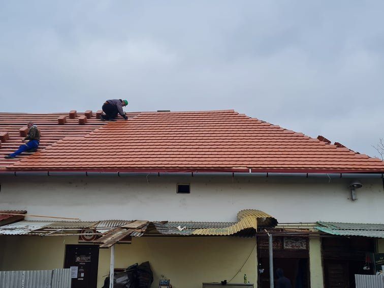 Tiszakürt,: Tetőcsere.