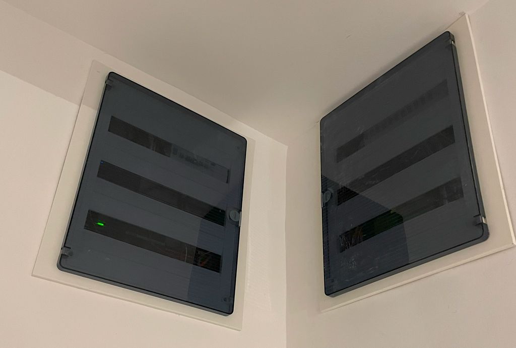 Loxone-rendszer-dupla-eloszt--szekr-nnyel