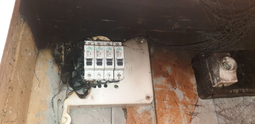 Égett lakáselosztó kijavítása