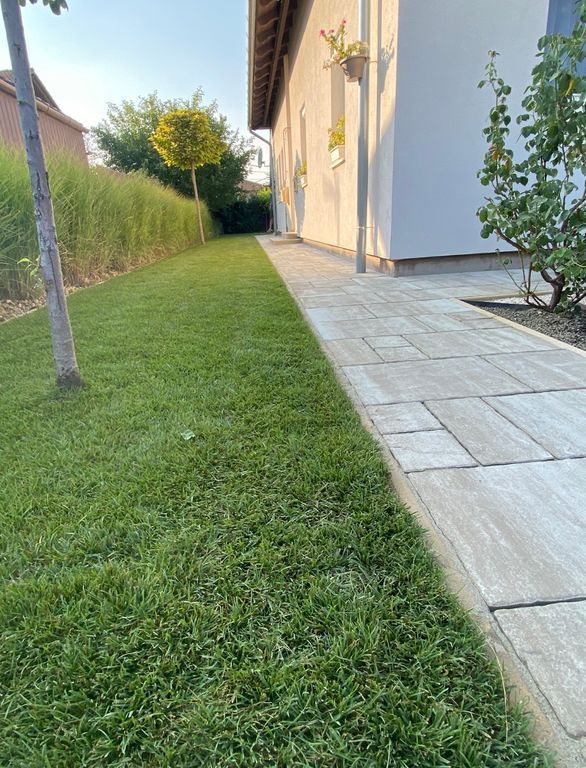 Térkövezés és gyepszőnyeg lerakása 