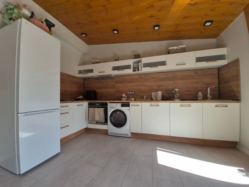 Lengyel-lapra-szerelt-konyha-be-pit-se