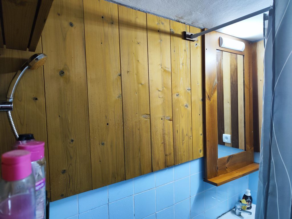 Fürdőszoba falburkolat ,tükör thermowood fenyőfábó
