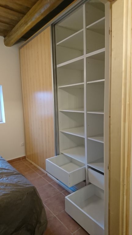 Toló ajtós szekrény