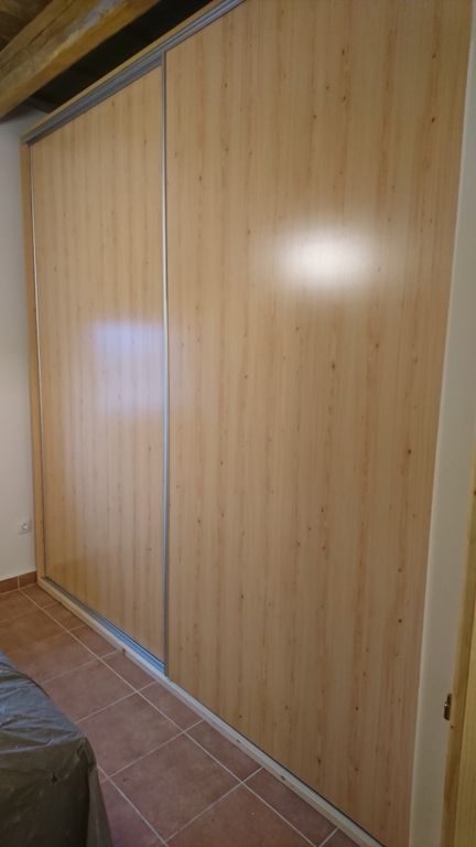 Toló ajtós szekrény