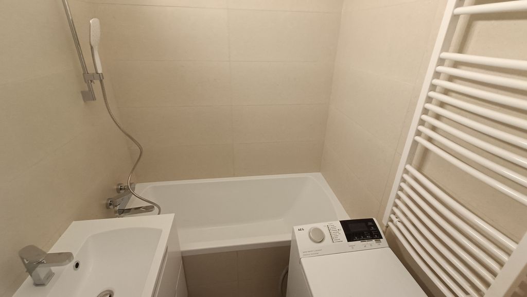 Panel-wc--s-f-rd-szoba-fel-j-t-s
