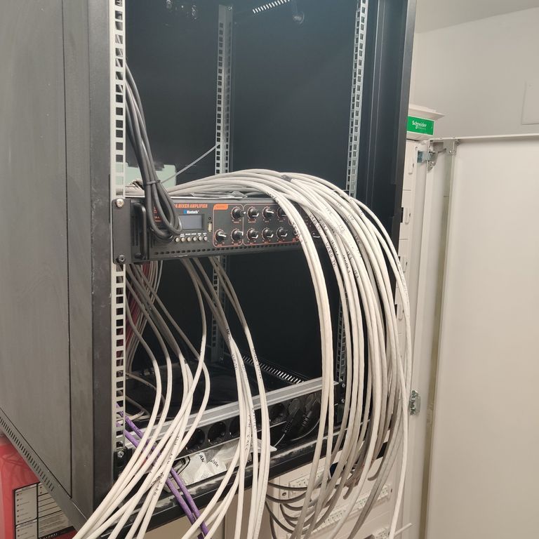 Rack szekrény kábel bekötések előtt