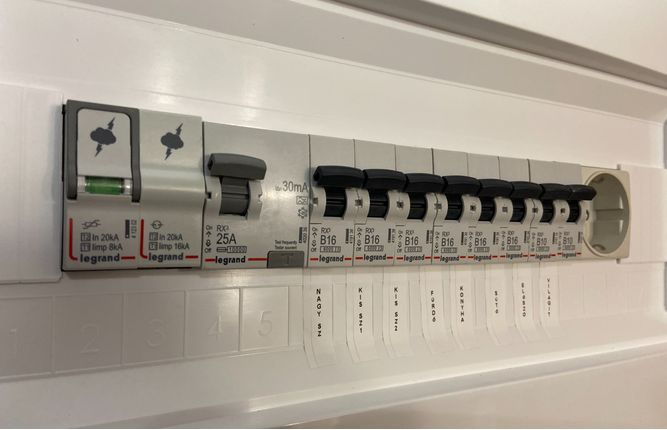 Villanyszerel-si-munk-k