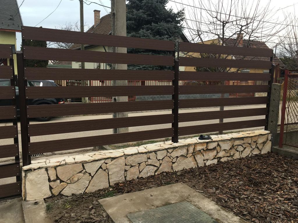 WPC kerítés mediterrán kő alappal