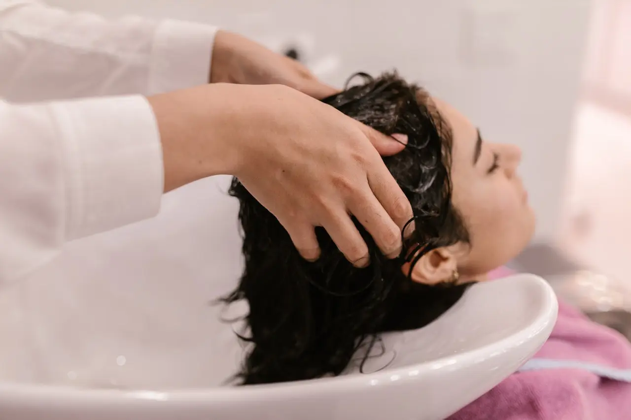 Lavado de cabello en salón