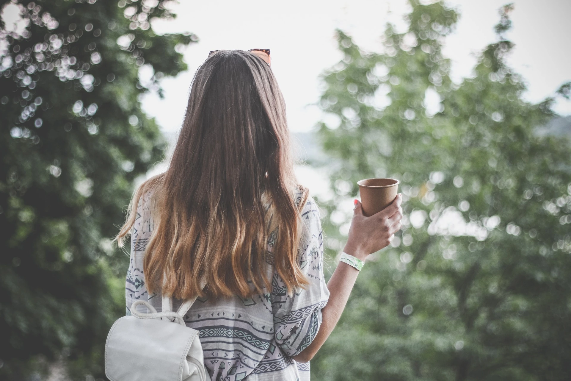 Mujer de espaldas con un vaso en la mano