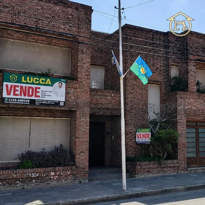 Casa de dos plantas sobre calle principal de San Andrés de Giles