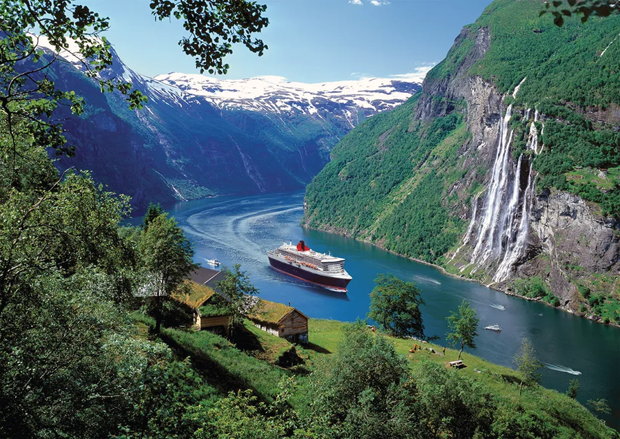 Cruiseschip in Fjord