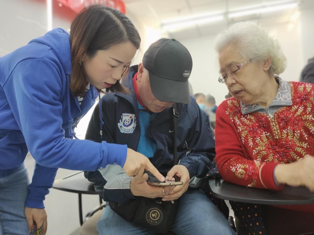 請即報名參加教長者用平板電腦 Zoom義工服務,成為義工 Volunteer for now