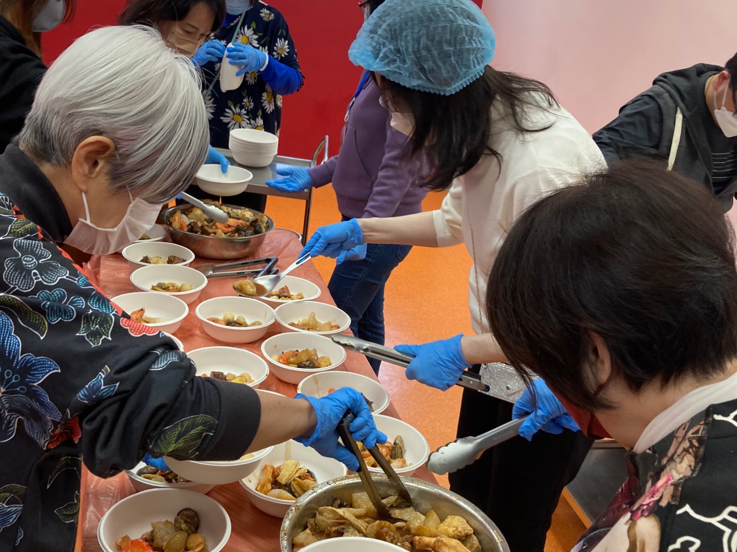 請即報名參加除夕親子晚餐 (出餐義工),成為義工 Volunteer for now