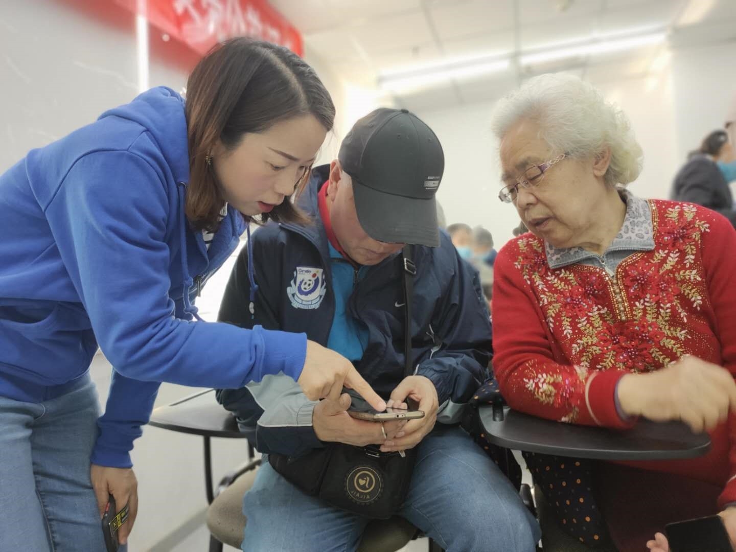 請即報名參加教長者手機義工服務，成為義工 Volunteer for  now