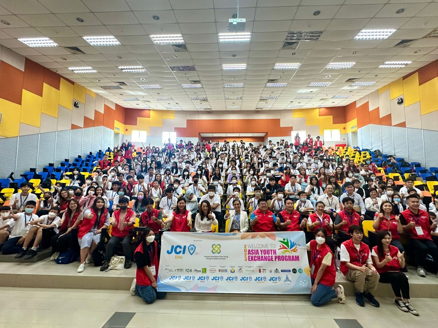 請即報名參加成為紫荊青年商會成員，成為義工 Volunteer for  now