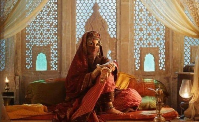 Laal Kaptaan: Sonakshi Sinha In Her Royal Avatar!