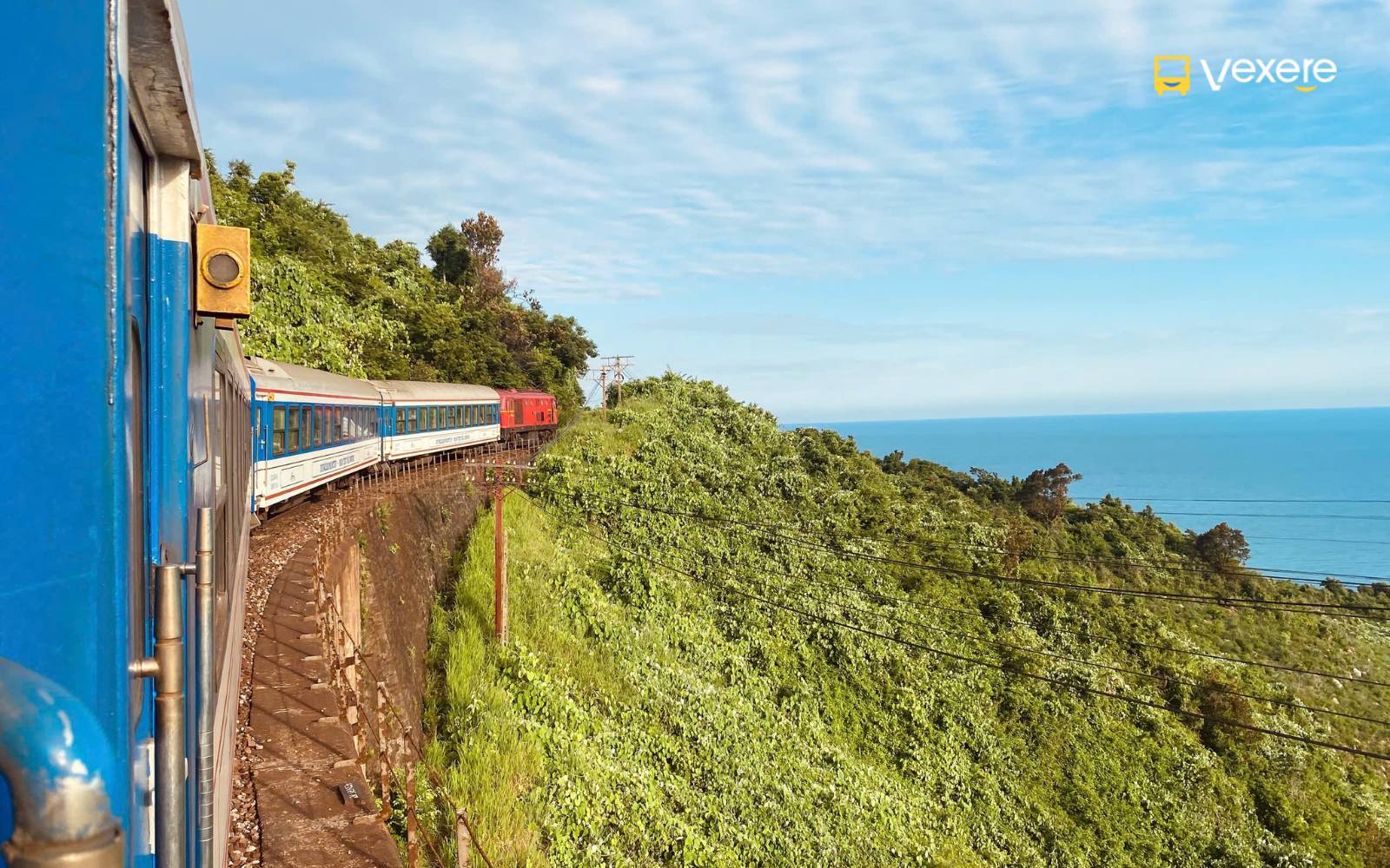 Tàu hỏa uốn lượng qua đèo Hải Vân, nơi giao thoa giữa núi non hùng vĩ và biển cả bao la