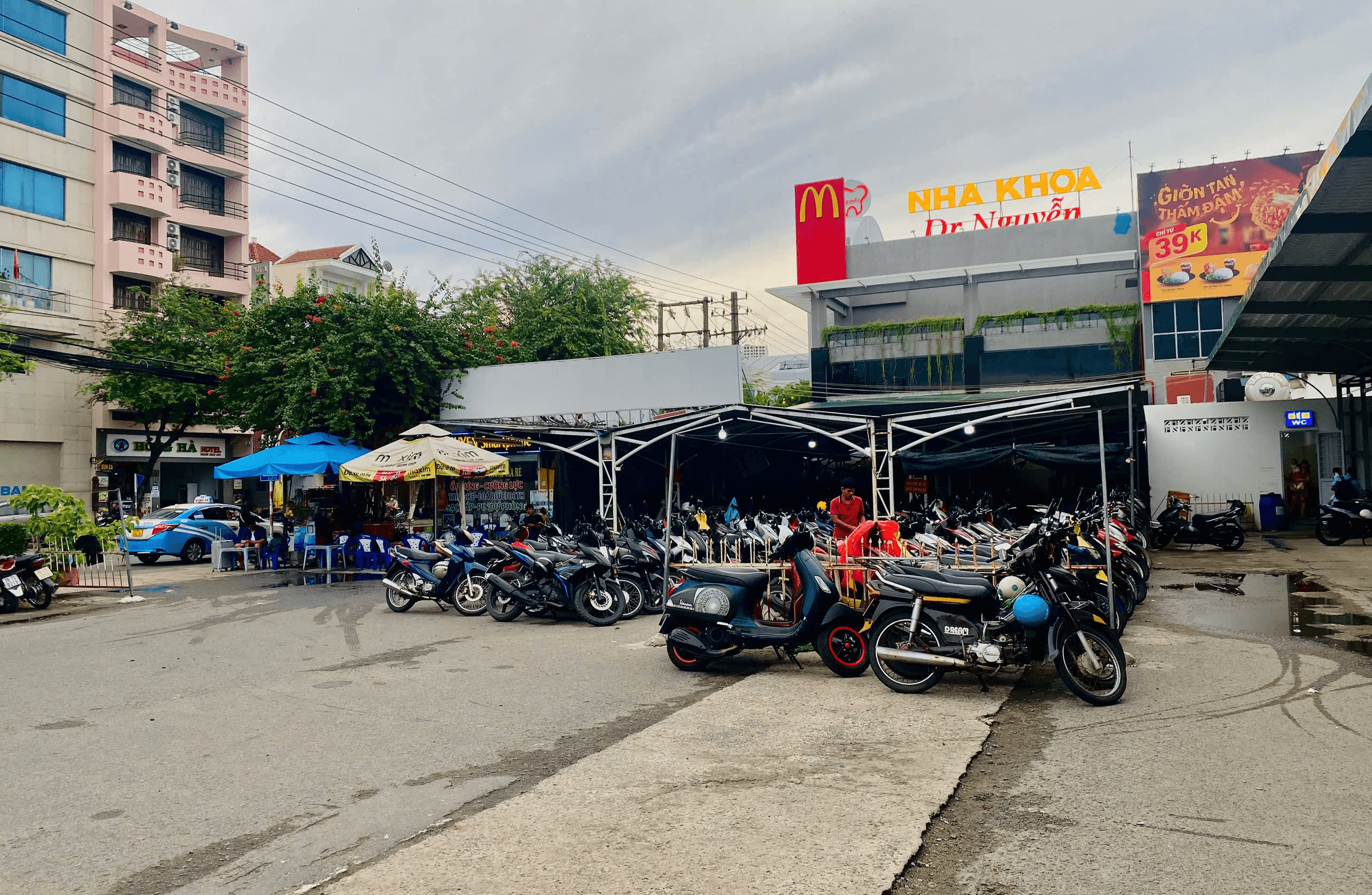 Ga Nha Trang cung cấp bãi giữ rộng rãi, đảm bảo an toàn cho phương tiện của hành khách.