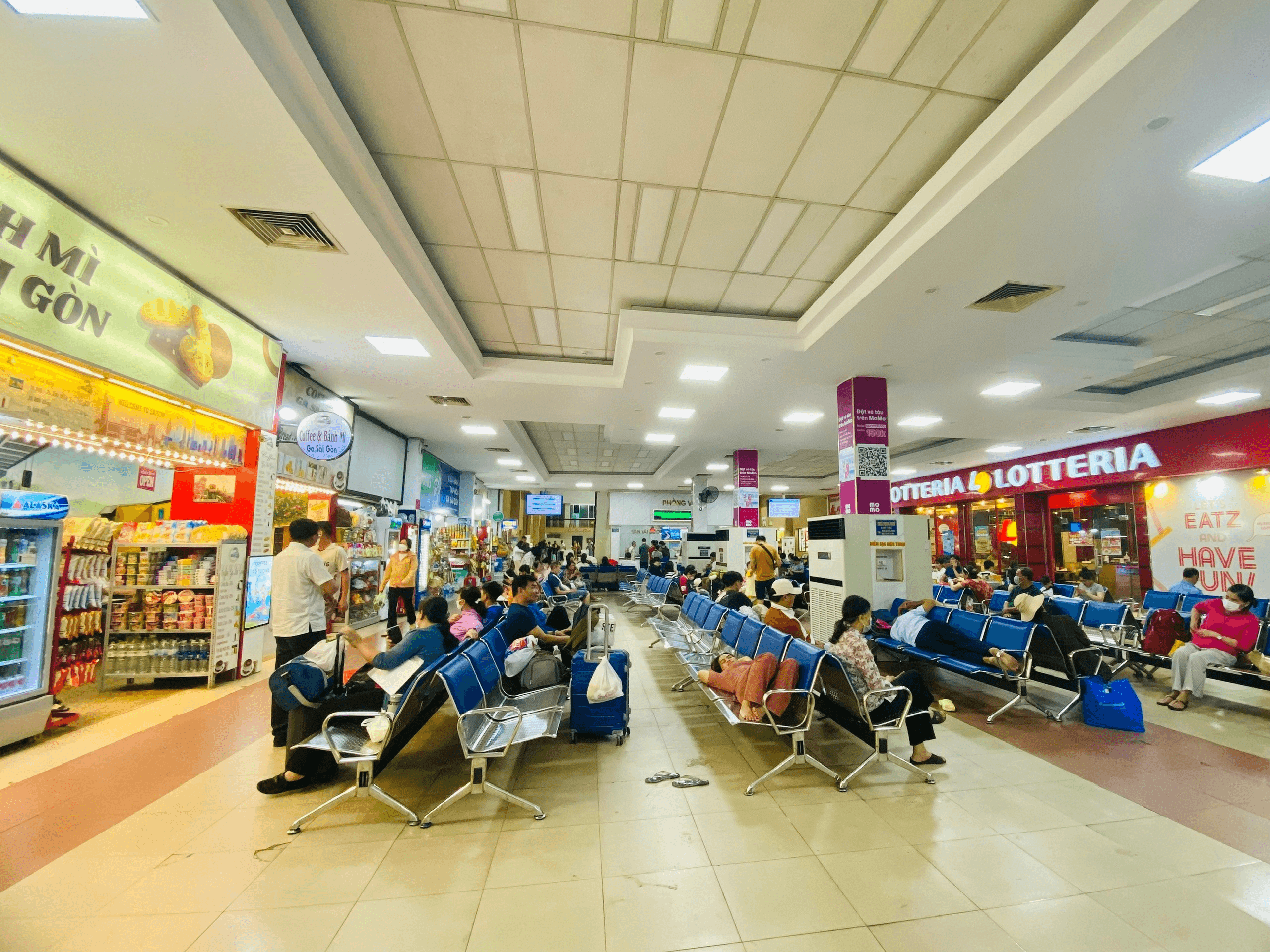 Khu đợi tàu tại ga sài gòn rộng rãi, sạch sẽ với nhiều ghế ngồi phù hợp cho mọi khách hàng