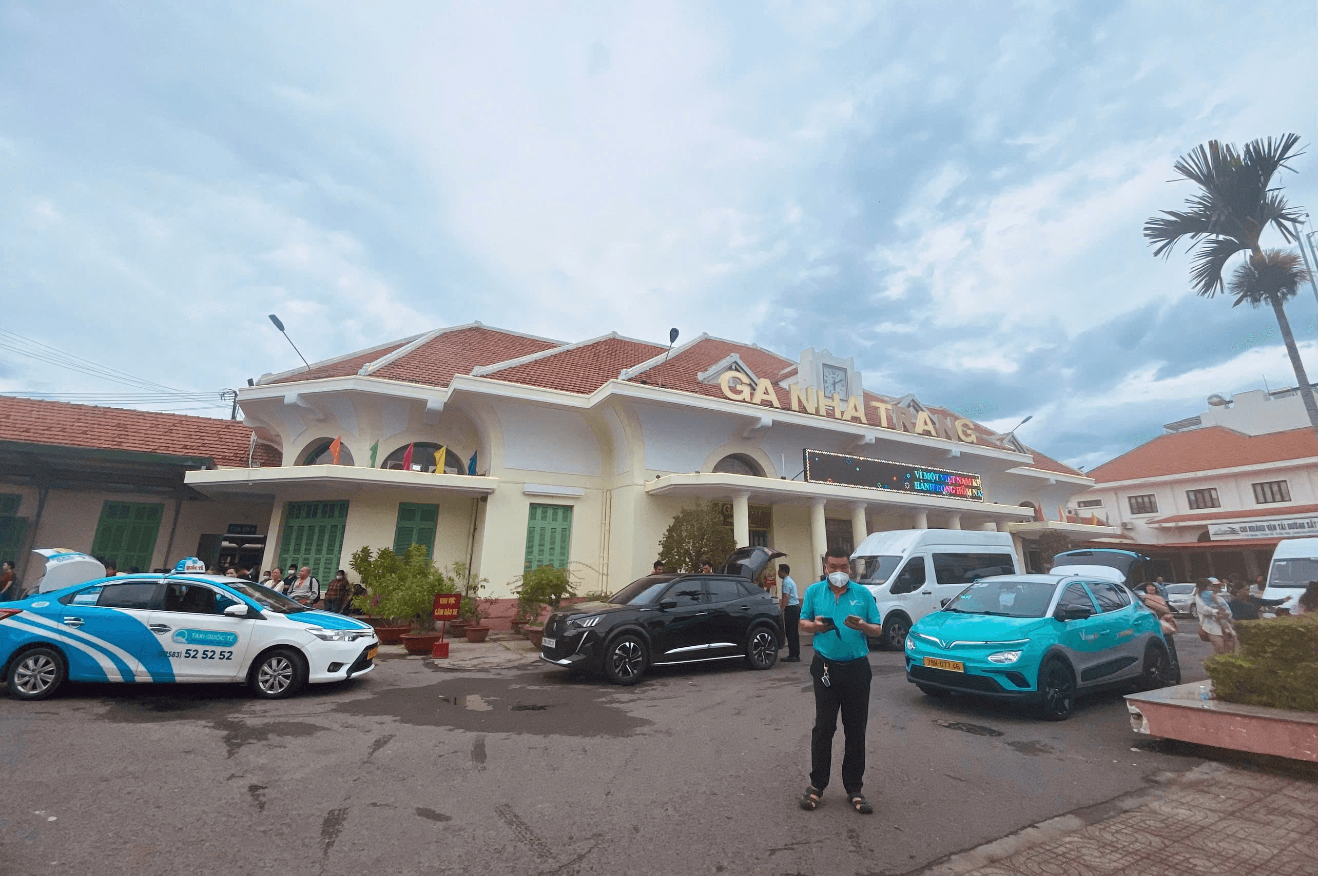 Ga Nha Trang tọa lạc tại số 17 Thái Nguyên, phường Phước Tân, thành phố Nha Trang, chỉ cách trung tâm thành phố khoảng 2km.