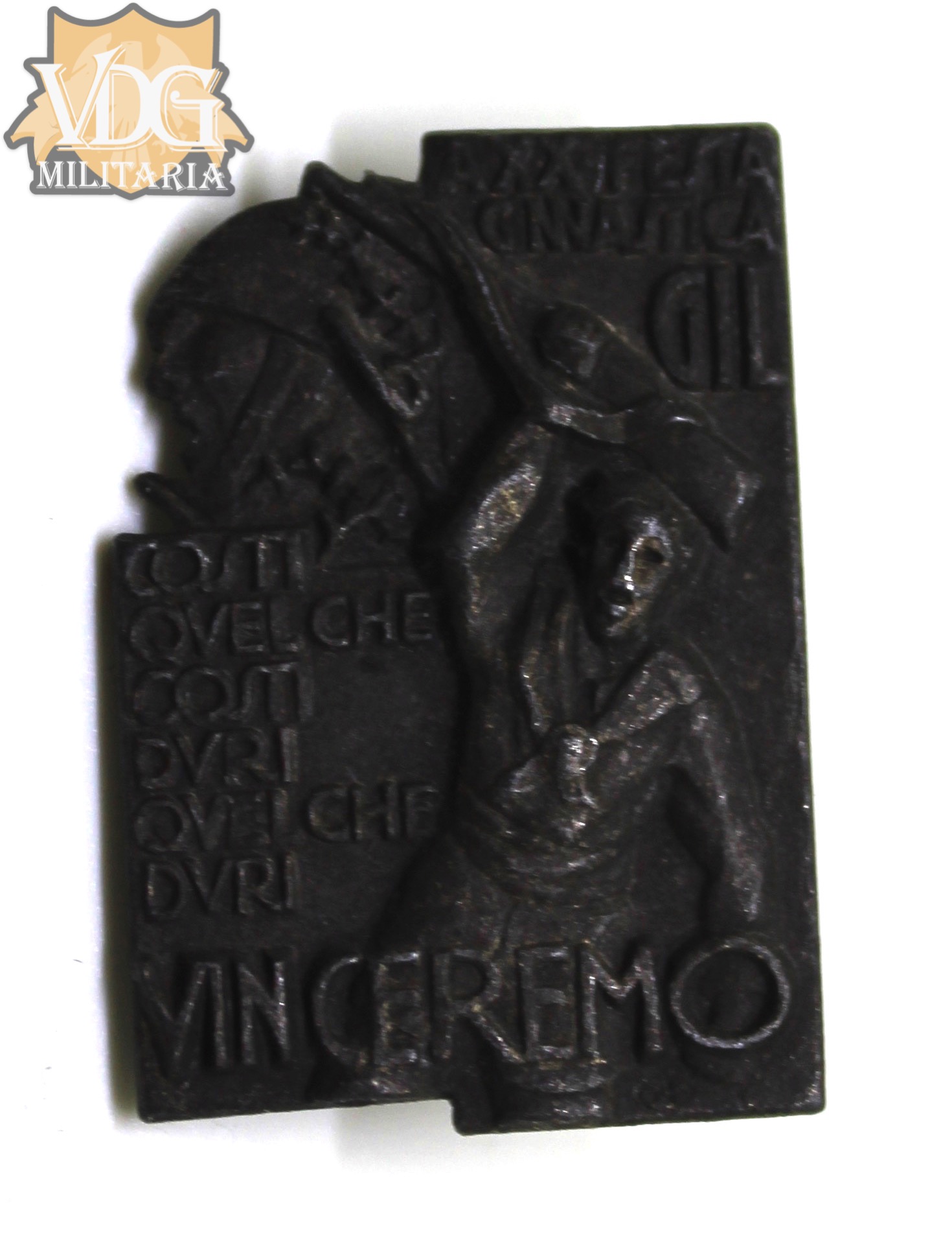 WW2 Era Italian GIL Fascist Youth Propaganda Tinnie Vinceremo Badge