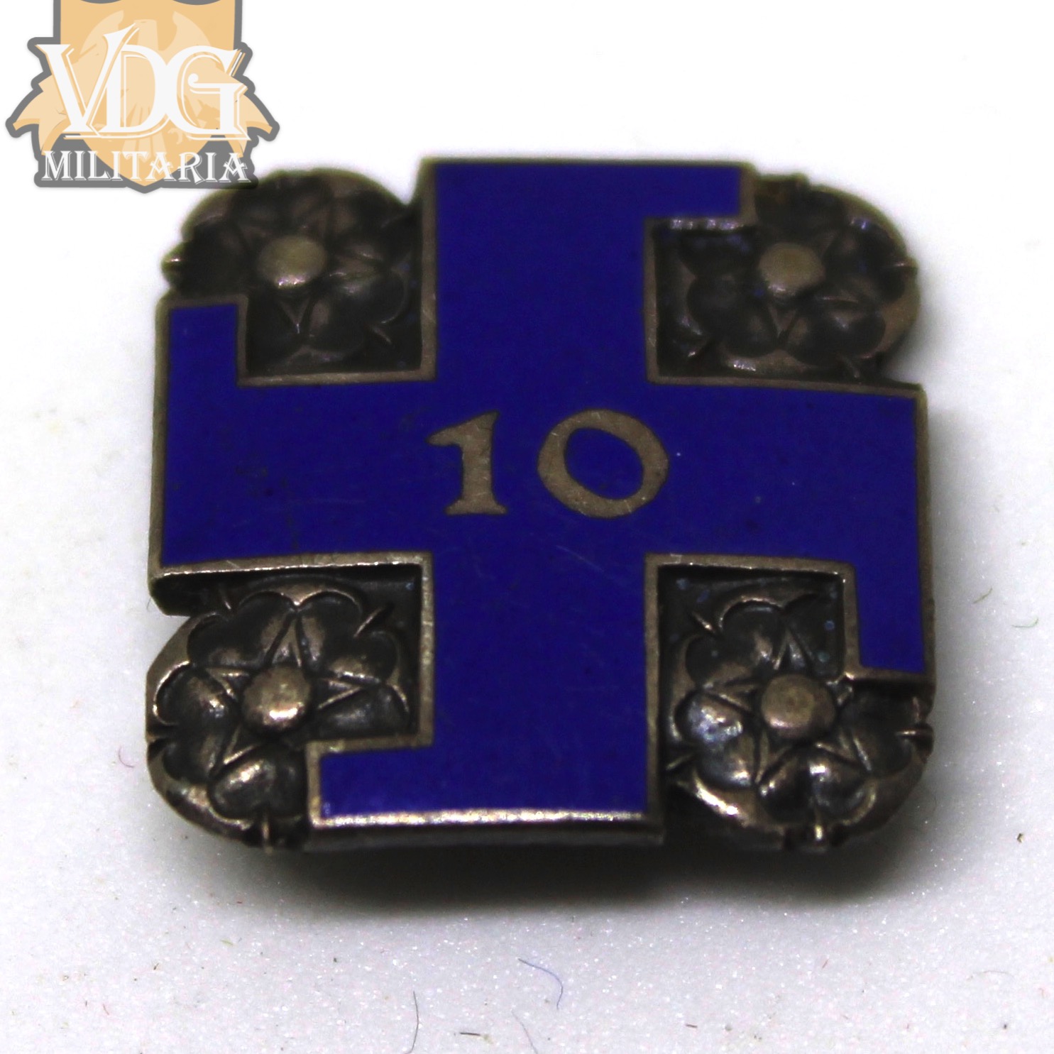 WW2 Era Finnish Lotta Svärd 10-Year Service Miniature Enamel Cross Badge
