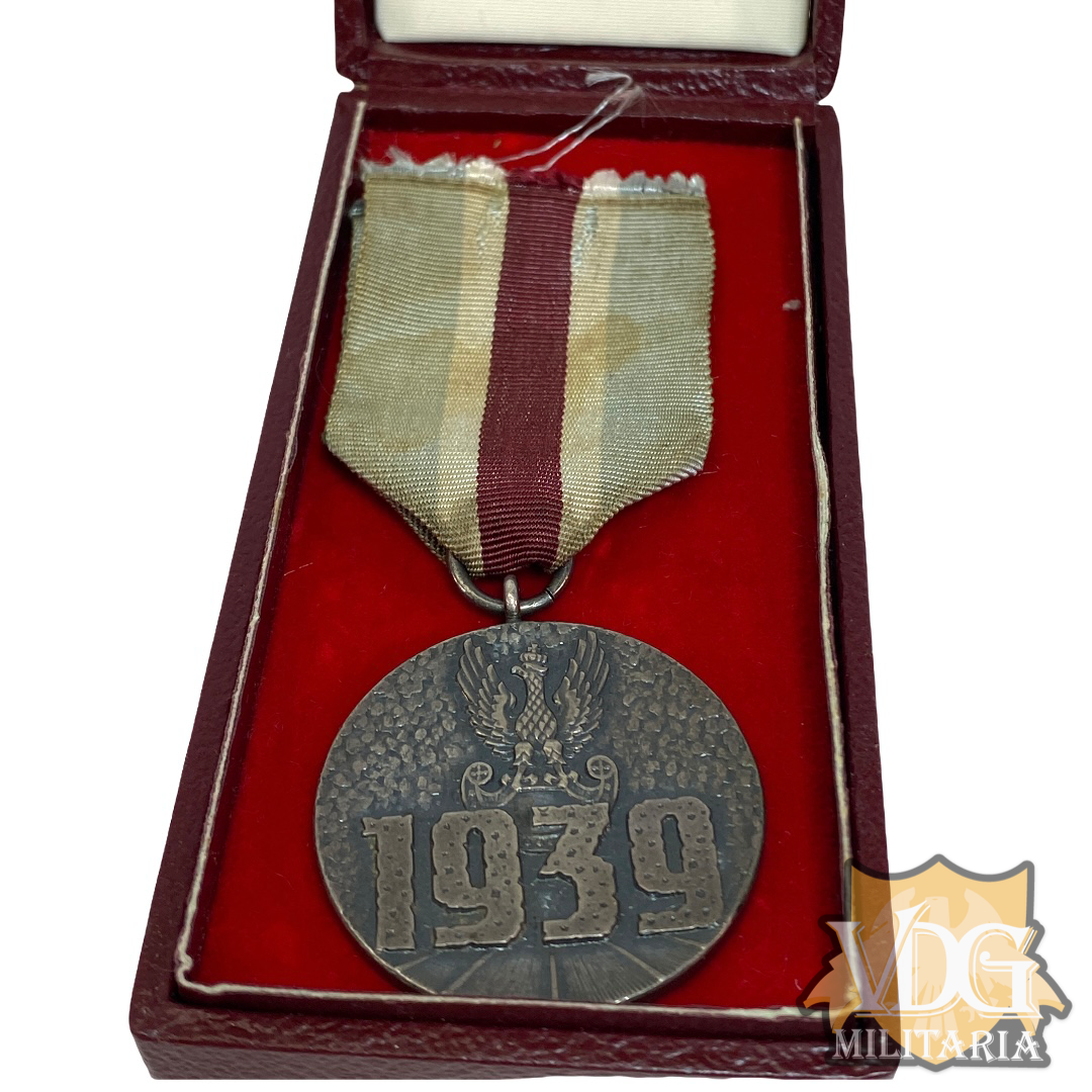 Polish WW2 Defense Medal in Case