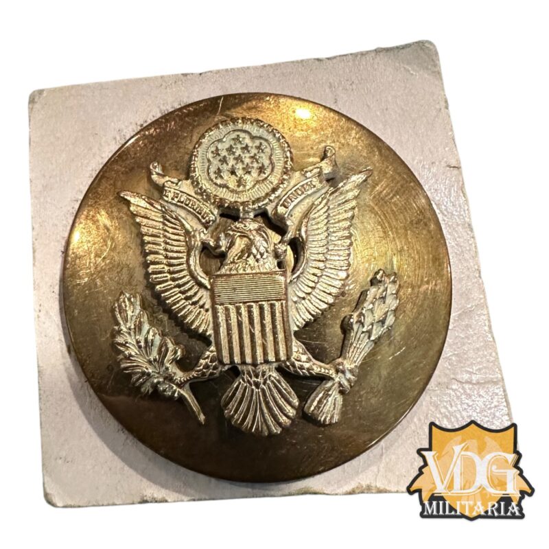 WW2 US Army Enlisted Visor Cap Badge on Card NOS