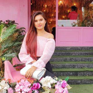 monika 🧿lifestyle Influencer|