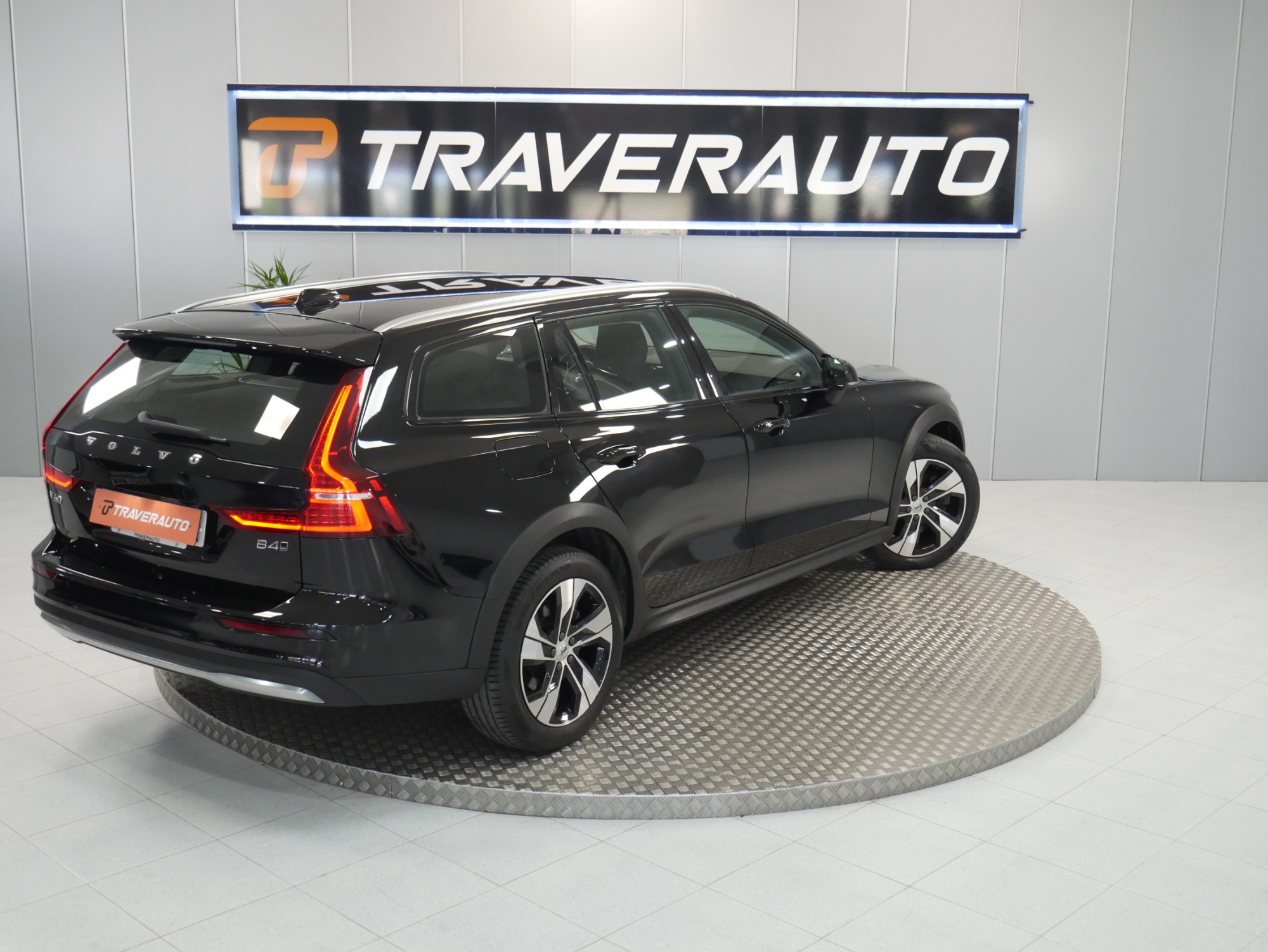 VOLVO V60 CROSS COUNTRY