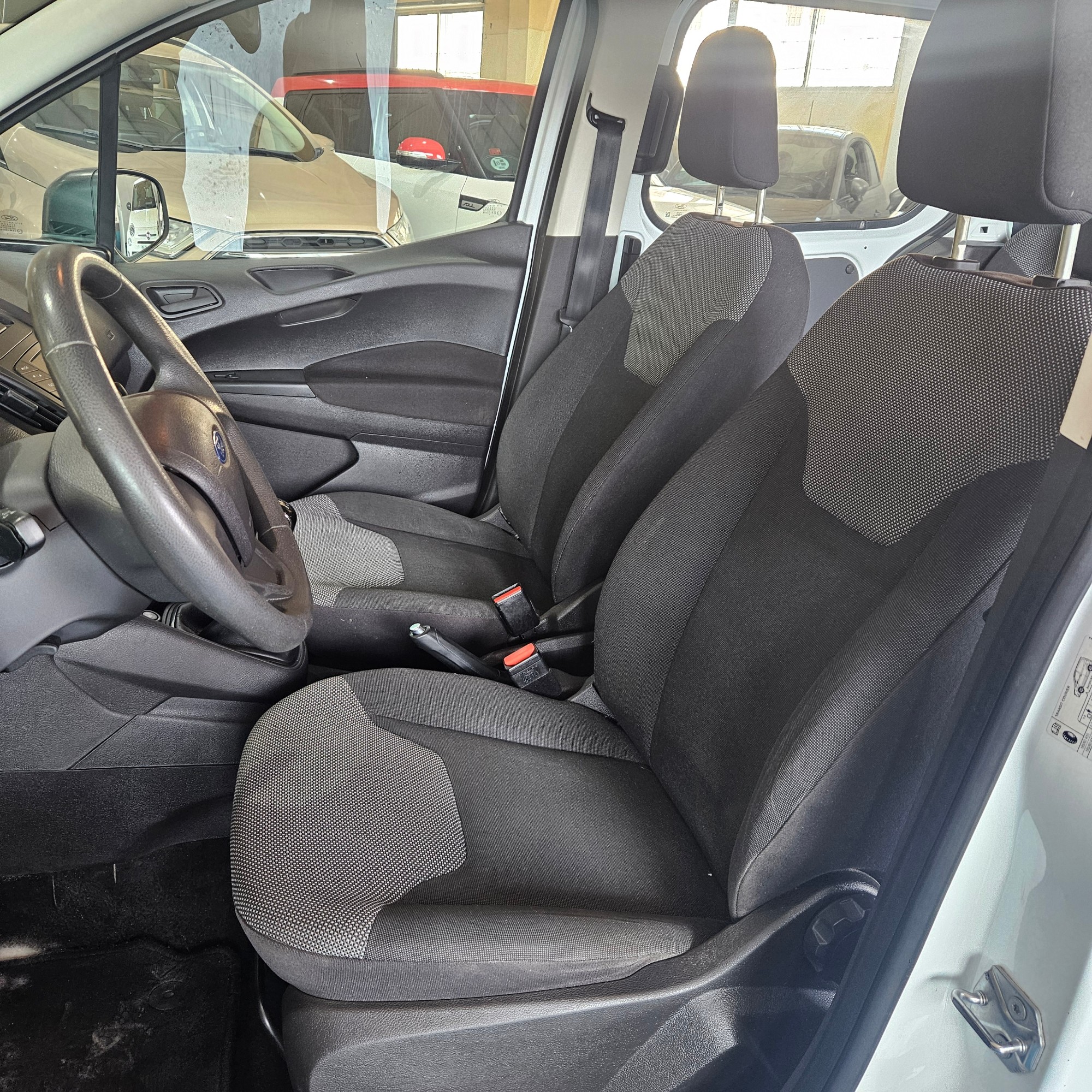 Ford Transit Courier - 13