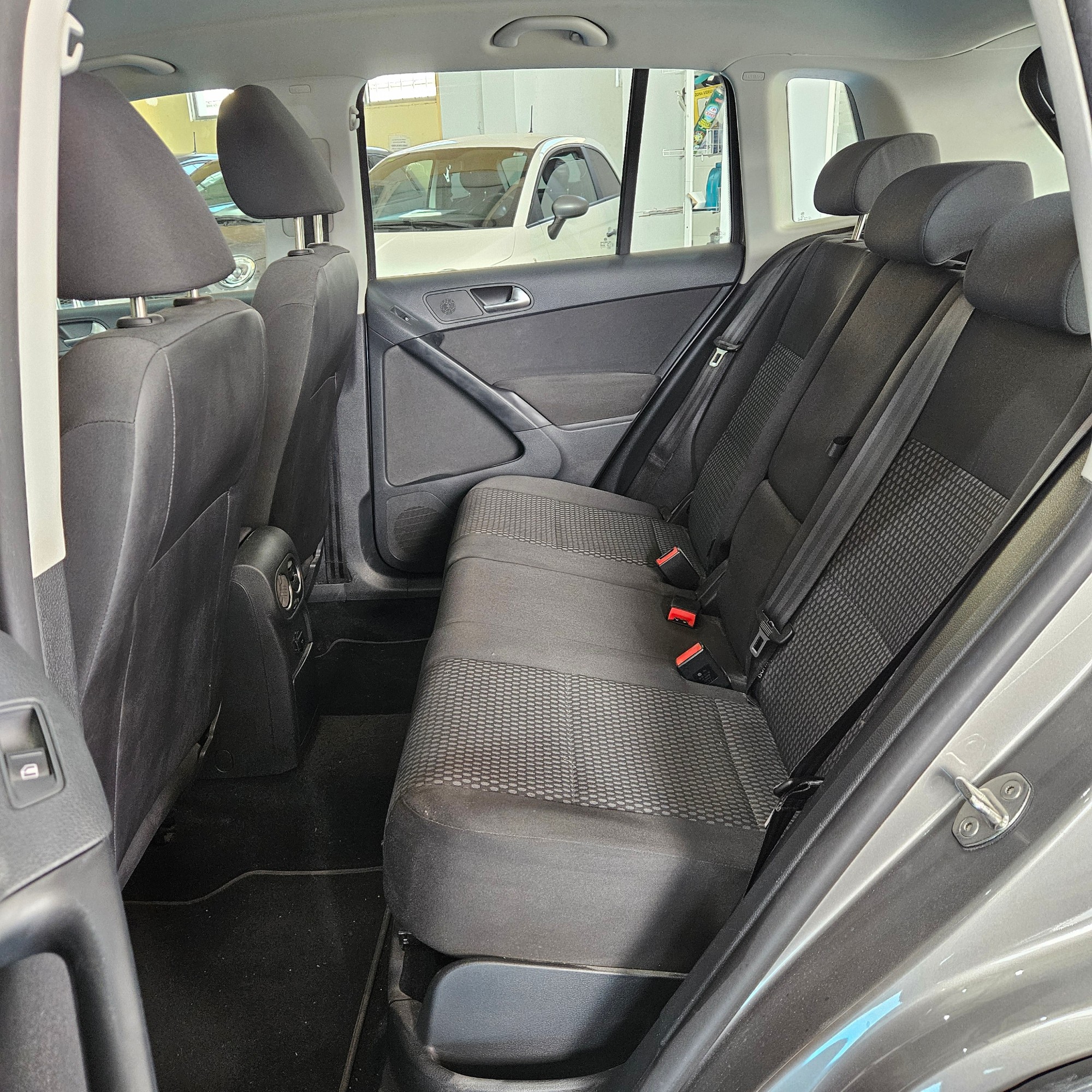 Volkswagen Tiguan - 12