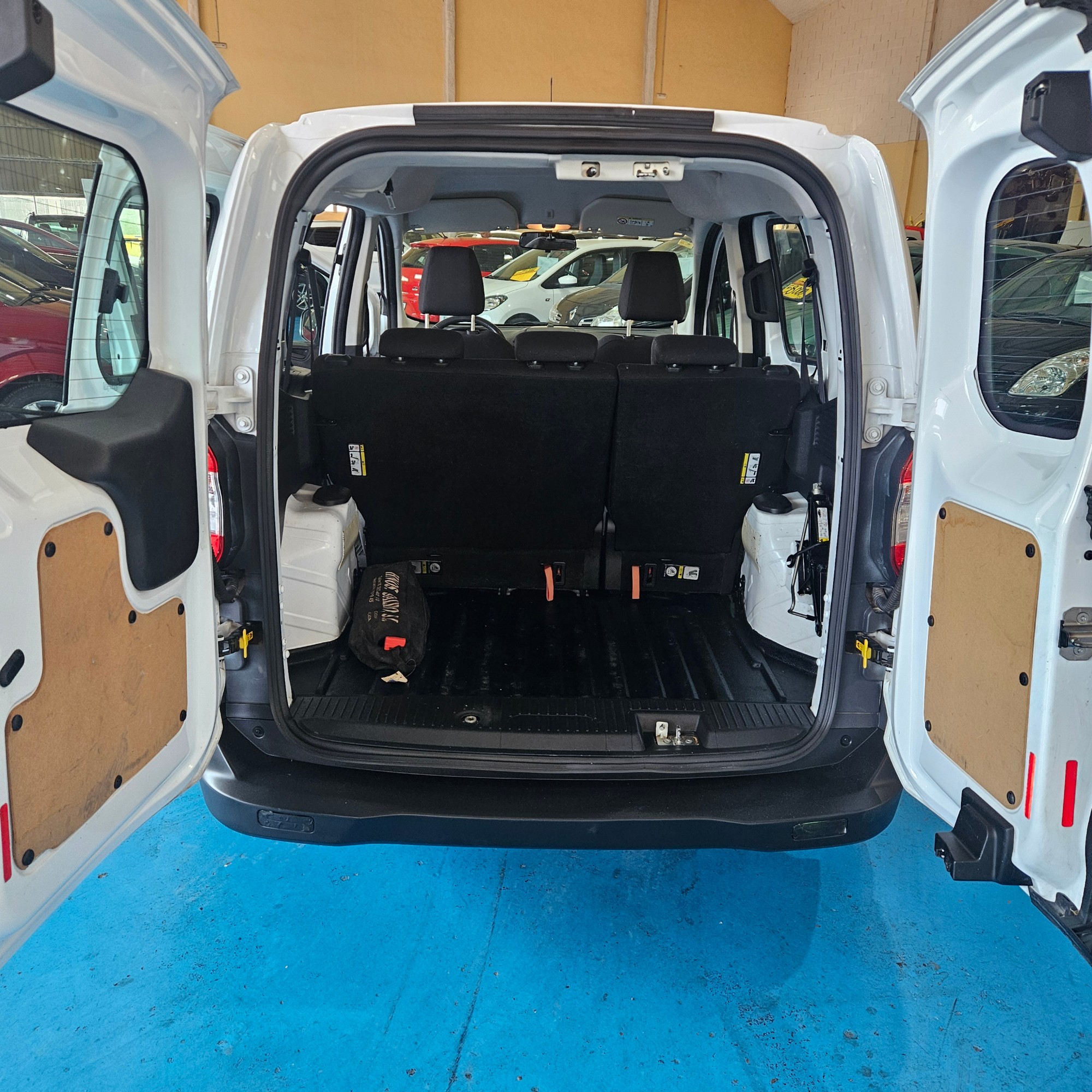 Ford Transit Courier - 10