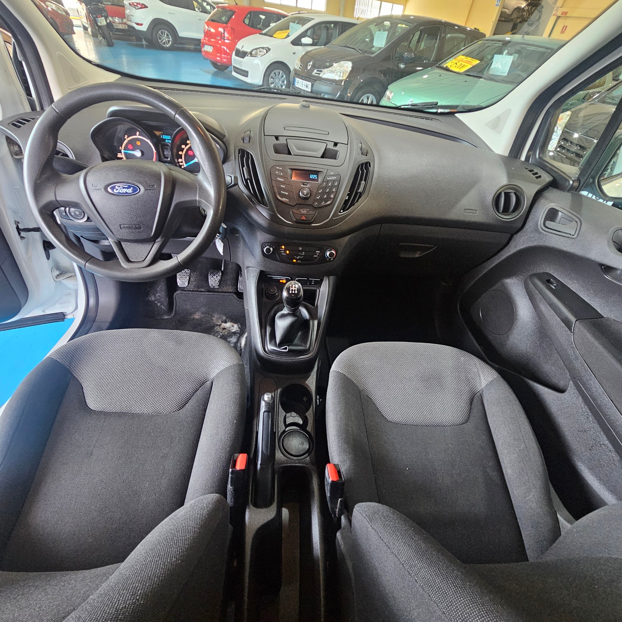 Ford Transit Courier - 17