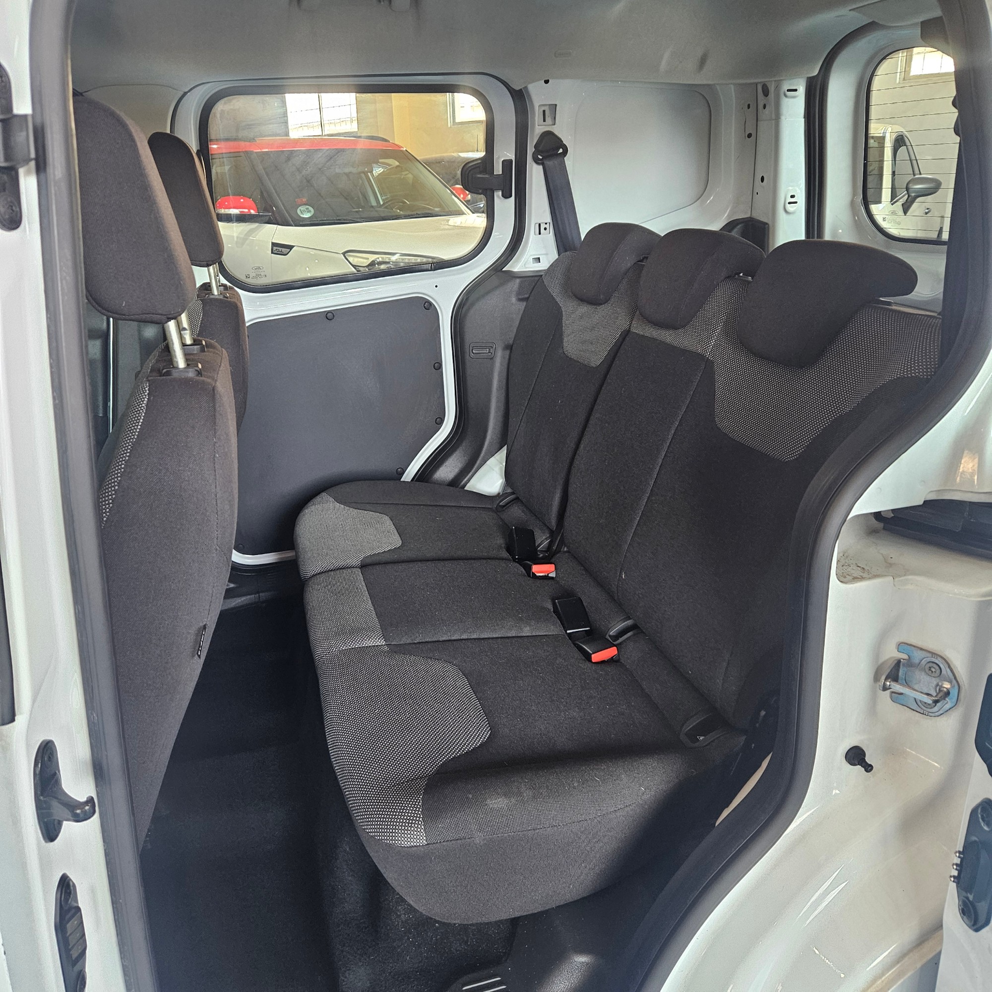 Ford Transit Courier - 12