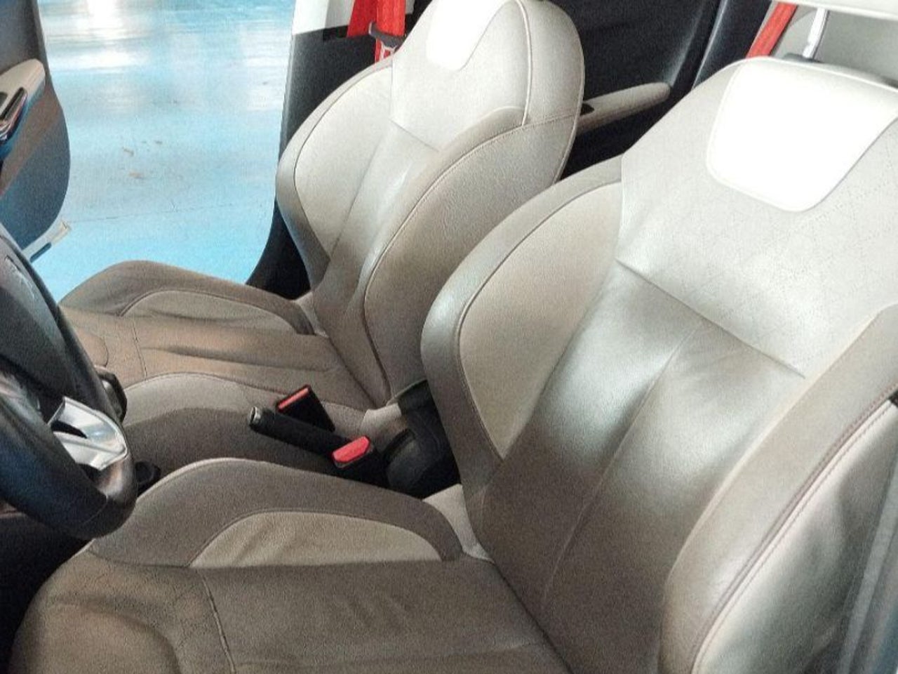 Peugeot 208 - 8